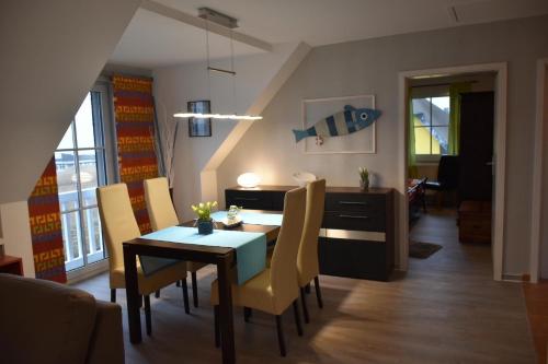 a dining room and living room with a table and chairs at Ferienwohnung für 4 Personen ca 60 qm in Vieregge, Ostseeküste Deutschland Rügen in Vieregge