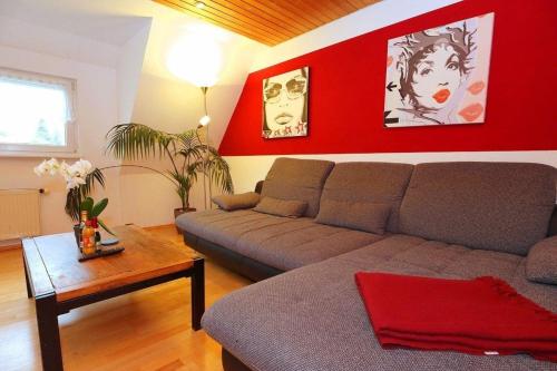 uma sala de estar com um sofá e uma mesa em Ferienwohnung für 3 Personen 1 Kind ca 55 qm in Villingen-Rietheim, Schwarzwald em Villingen-Schwenningen