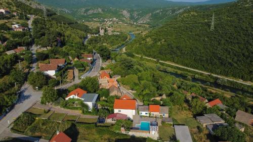 z góry widok na małą wioskę na górze w obiekcie Ferienhaus mit Privatpool für 5 Personen 3 Kinder ca 180 qm in Otok, Dalmatien Dalmatinisches Hinterland w mieście Otok