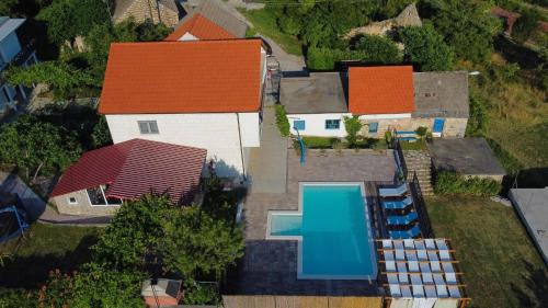 vista sul tetto di una casa con piscina di Ferienhaus mit Privatpool für 5 Personen 3 Kinder ca 180 qm in Otok, Dalmatien Dalmatinisches Hinterland a Otok