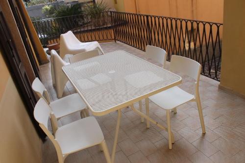 una mesa y sillas sentadas en un balcón en Ferienwohnung für 5 Personen ca 65 qm in Malcesine, Gardasee Ostufer Gardasee, en Malcesine