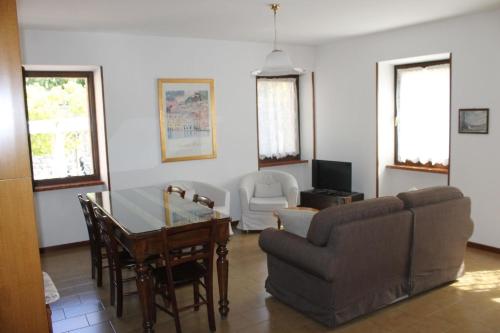 sala de estar con sofá y mesa en Ferienwohnung für 5 Personen ca 65 qm in Malcesine, Gardasee Ostufer Gardasee, en Malcesine