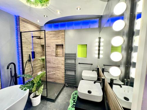 La salle de bains est pourvue d'une baignoire, de toilettes et d'un lavabo. dans l'établissement One Hyde Park by Wild London, à Londres