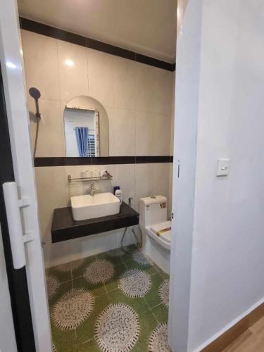 Un baño de The Hub Kampot