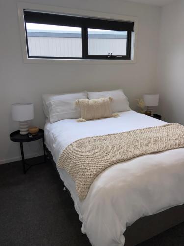 Ein Bett oder Betten in einem Zimmer der Unterkunft Stunning Lakeside Villa in River Front Resort with Pool