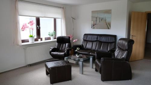 ein Wohnzimmer mit 2 Stühlen und einem Tisch in der Unterkunft Ferienwohnung für 4 Personen ca 103 m in Kiel, Ostseeküste Deutschland Kieler Bucht in Kiel