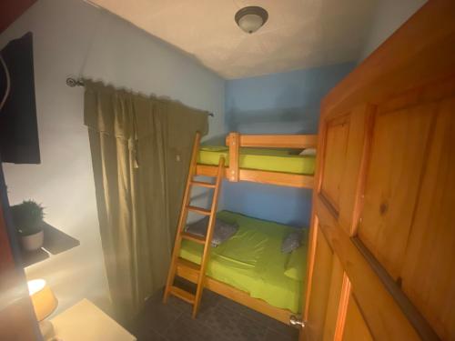 Pokój z 2 łóżkami piętrowymi i drabiną w obiekcie Volcano Pines Retreat w mieście Alto Boquete