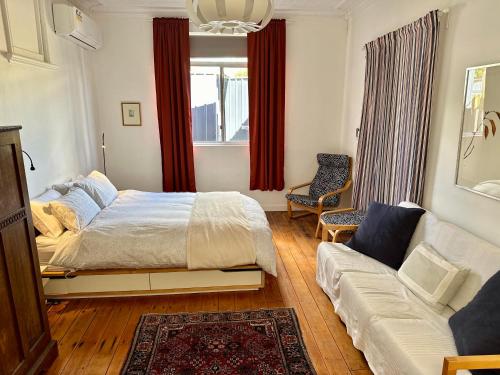 1 dormitorio con 1 cama y 1 sofá en The Old Bakery Guesthouse, Harden en Harden