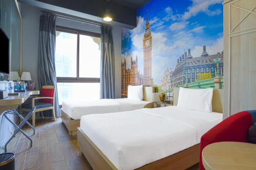 ein Hotelzimmer mit 2 Betten und einer Stadt in der Unterkunft Palette Royal Reflections Hotel and Spa Dubai in Dubai