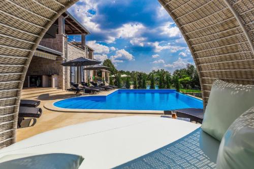 een zwembad in het midden van een huis bij Ferienhaus mit Privatpool für 8 Personen ca 180 qm in Deklići, Istrien Istrische Riviera in Kaštelir