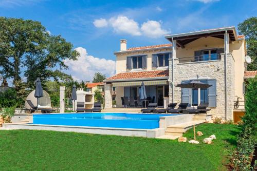 een huis met een zwembad in de tuin bij Ferienhaus mit Privatpool für 8 Personen ca 180 qm in Deklići, Istrien Istrische Riviera in Kaštelir