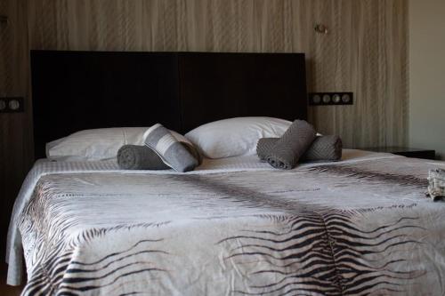 Postel nebo postele na pokoji v ubytování Ariadnis Spacious 3Bd home, 10 mins to Airport, Port, Beach