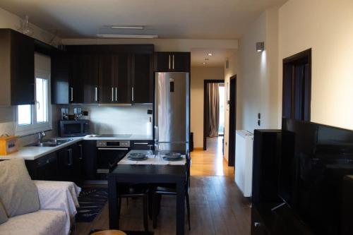 Kuchyň nebo kuchyňský kout v ubytování Ariadnis Spacious 3Bd home, 10 mins to Airport, Port, Beach