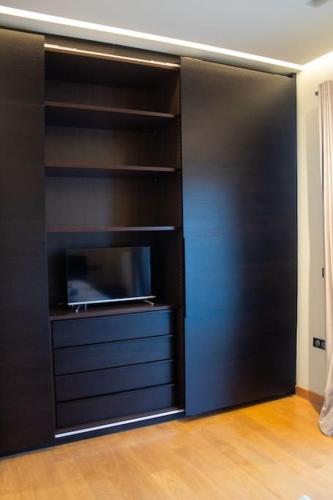 TV a/nebo společenská místnost v ubytování Ariadnis Spacious 3Bd home, 10 mins to Airport, Port, Beach
