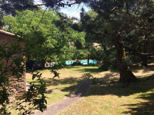 un cortile con un albero e un vialetto di Ferienhaus mit Privatpool für 6 Personen ca 400 qm in Morra, Trasimenischer See a Città di Castello