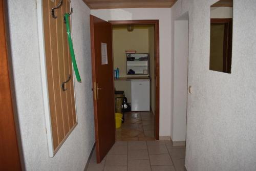 pasillo con puerta a una habitación con cocina en Ferienwohnung für 4 Personen ca 50 qm in Kirnitzschtal, Sachsen Sächsische Schweiz en Sebnitz