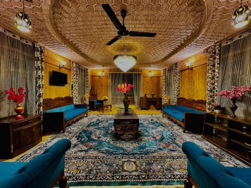Floating Luxury Group Of Houseboats في سريناغار: غرفة معيشة مع أرائك زرقاء وسقف
