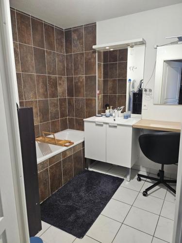 マルセイユにあるJoli appartementのバスルーム(シンク、デスク、バスタブ付)