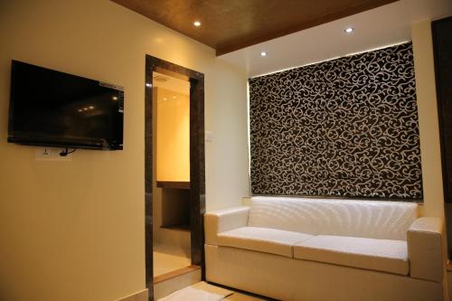 Llit o llits en una habitació de Mayur Residency Hotel