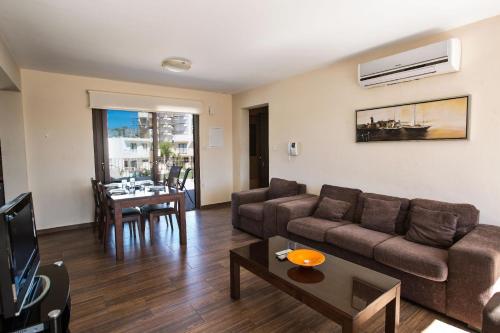 sala de estar con sofá y mesa en Ferienwohnung für 5 Personen ca 1 qm in Agia Napa, Südküste von Zypern en Ayia Napa