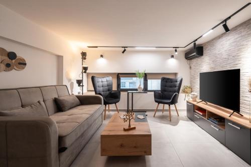 Demeter's Loft-Stylish Exclusive Athenian Retreat