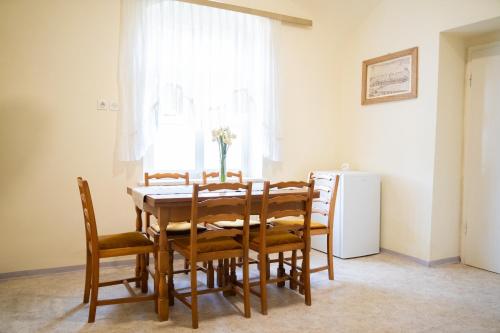 een eetkamer met een tafel en stoelen en een raam bij Apartmaji PAJTLER in Zgornja Kungota