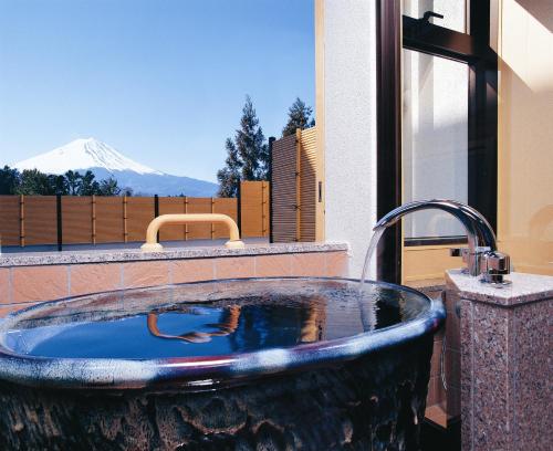 a large stone tub with a water faucet at Maruei in Fujikawaguchiko