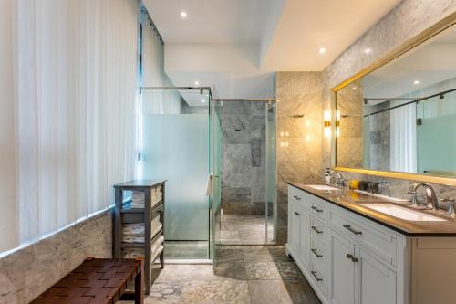 een badkamer met een douche en een wastafel bij Holiday Inn Express Zhuhai Guishan Island, an IHG Hotel in Zhuhai