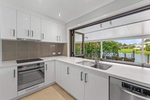 Una cocina o zona de cocina en Serene Lakefront Villa with Private Pool