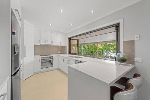 Una cocina o zona de cocina en Serene Lakefront Villa with Private Pool