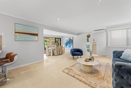 Zona de estar de Serene Lakefront Villa with Private Pool