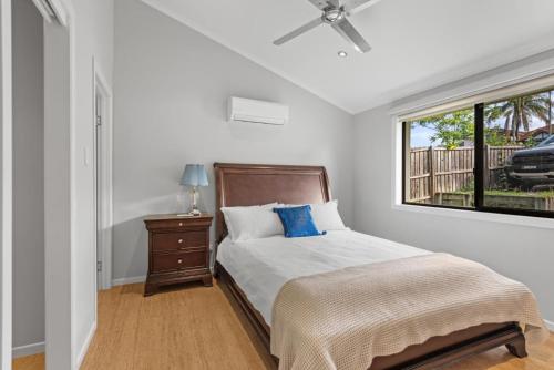 Un dormitorio blanco con una cama y una ventana. en Serene Lakefront Villa with Private Pool, en Westlake