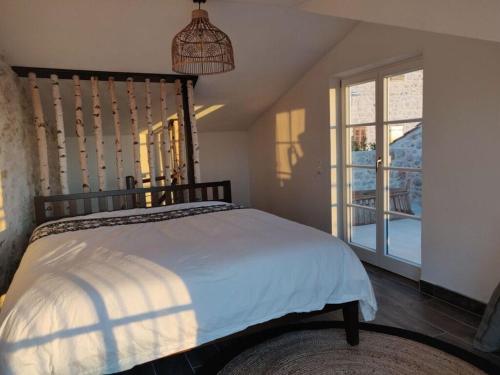 1 dormitorio con cama y ventana grande en Sunrisehouse Hvar en Brusje