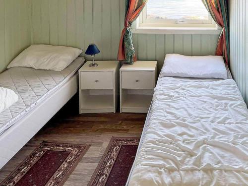 Habitación con 2 camas y ventana en Three-Bedroom Holiday home in Storfosna, en Sletta