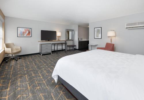Телевизор и/или развлекательный центр в Holiday Inn Yuma by IHG