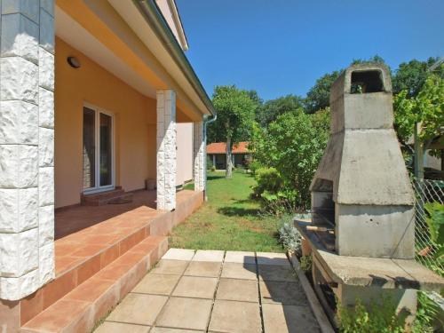 eine Veranda eines Hauses mit einem Steinofen in der Unterkunft Studio für 3 Personen ca 36 qm in Pula-Fondole, Istrien Istrische Riviera in Valbandon