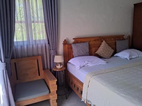 a bedroom with two twin beds and a window at Villa Bamboo Sumbawa in Sumbawa Besar