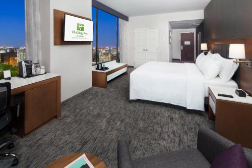 Letto o letti in una camera di Holiday Inn Hotel & Suites - Montreal Centre-ville Ouest by IHG