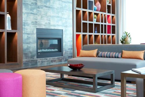 Area soggiorno di Holiday Inn Hotel & Suites - Montreal Centre-ville Ouest by IHG