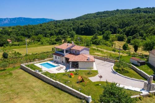 eine Luftaufnahme eines Hauses mit Swimmingpool in der Unterkunft Ferienhaus für 8 Personen ca 200 qm in Šumber, Istrien Binnenland von Istrien in Šumber