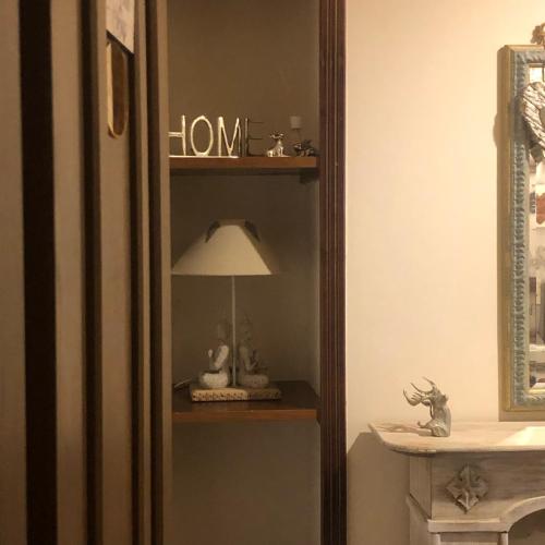 a lamp sitting on a shelf in a room at Colle House in Rivisondoli