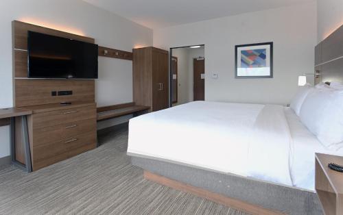 Ένα ή περισσότερα κρεβάτια σε δωμάτιο στο Holiday Inn Express & Suites - Aurora by IHG