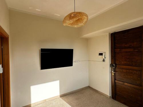 Camera con TV a schermo piatto a parete di Casa in centro a Foligno