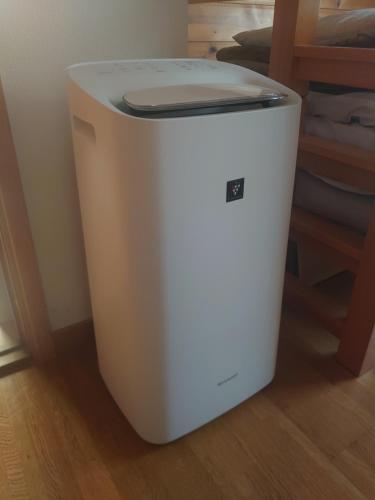 a white trash can sitting on the floor at ゲストハウス樹舎 in Minami-jūichijō