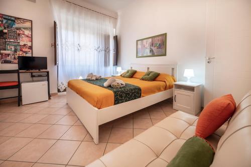 a bedroom with a bed and a couch at Zanzibar - Charming Rooms and Apartments in Avola