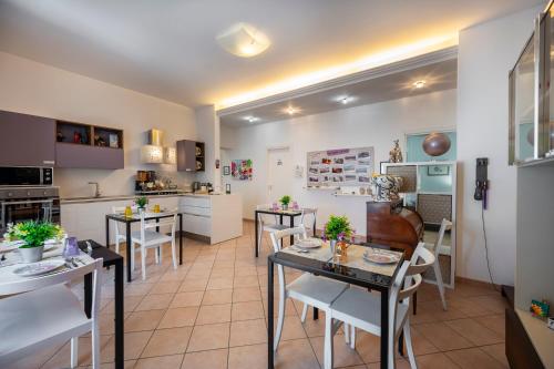 a kitchen and dining room with tables and chairs at Zanzibar - Charming Rooms and Apartments in Avola