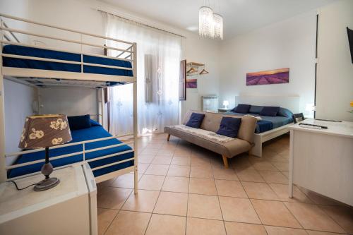 een woonkamer met een stapelbed en een bank bij B&B Zanzibar - Ospitalità Siciliana in Avola