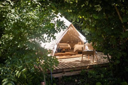 Cyriel : خيمة مع طاولة وكراسي في غابة