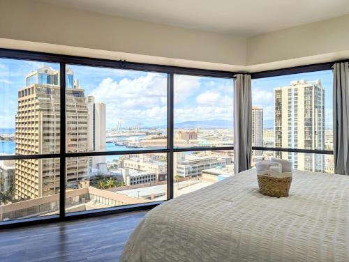 - une chambre avec vue sur la ville dans l'établissement Modern 1Bdrm Oceanview with Parking, à Honolulu