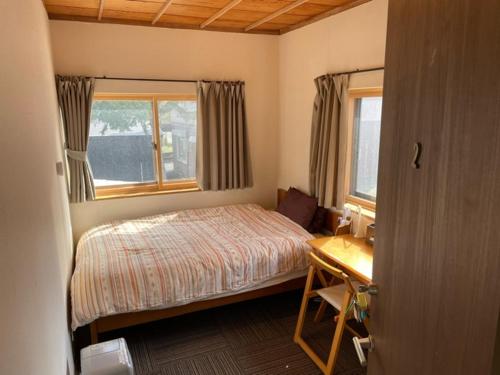 Postel nebo postele na pokoji v ubytování Nori's Sharehouse Hakuba